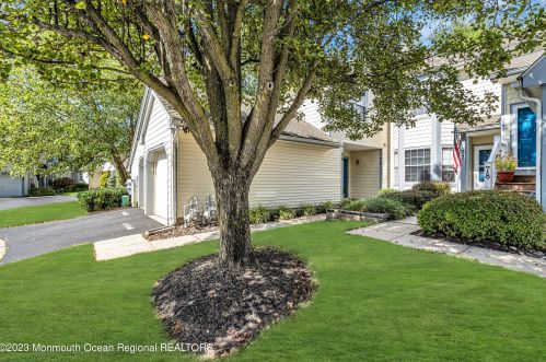 80 Poplar Pl, East Freehold, NJ 07728-4173