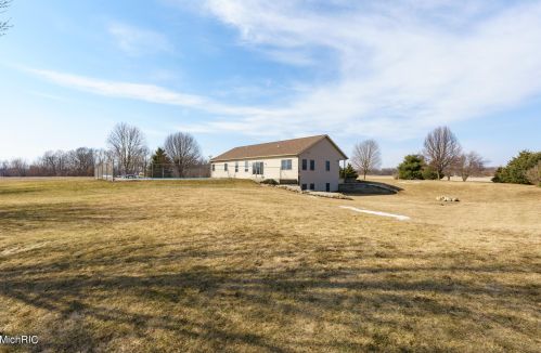 8242 E Ave, Kalamazoo MI 49048-9622 exterior