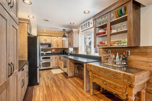 3272 Thorncrest Dr, Grand Rapids MI 49546-7353 exterior