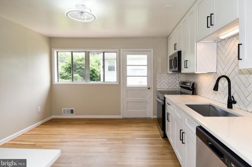 2879 Glenora Ln, Rockville MD 20850-3055 exterior