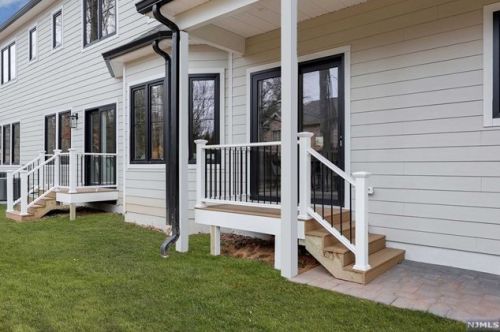 69 Grandview Ave, Upper Saddle River NJ 07458-2127 exterior