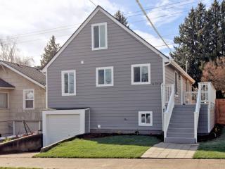 6710 8 Ave, Seattle WA  98155-5013 exterior