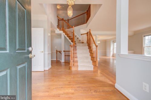 10705 Maplecrest Ln, Rockville, MD 20854-6362