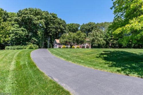 7 Crestwood Ct, Hackettstown, NJ 07840-4802