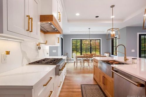 232 Bayberry Ln, Westport CT 06880-4033 exterior