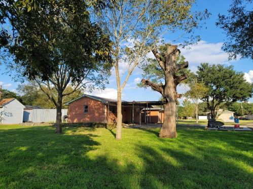 2115 10th St, Hempstead TX  77445-6736 exterior