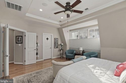 720 Bracey Ln, Alexandria VA  22314-6245 exterior