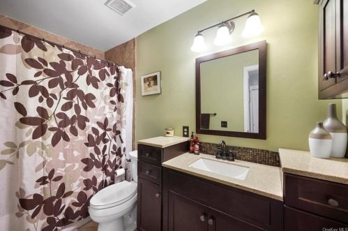 4 Grn Ave, Valley Cottage NY 10989-1807 exterior