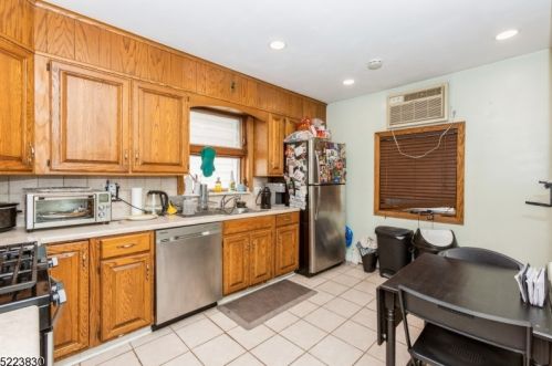 10 Walnut Pkwy, Montclair NJ 07042-4938 exterior