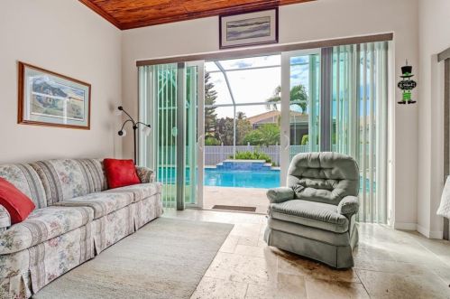 236 Glen Eagle Cir, Naples FL 34104-5715 exterior