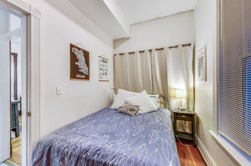 1240 Wolcott Ave, Chicago IL 60622-3883 exterior