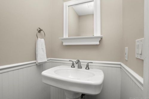 2 Cannon Brk Ln, Norwalk CT 06851-3835 exterior