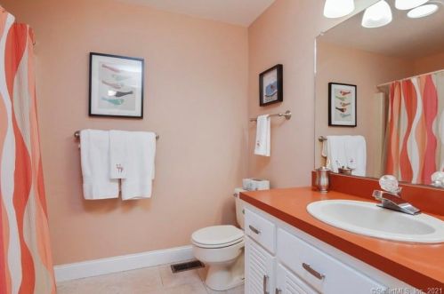 2 Deepwood Dr, Farmington CT 06032-1147 exterior