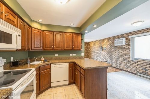 6732 64th Pl, Chicago, IL 60638-4851