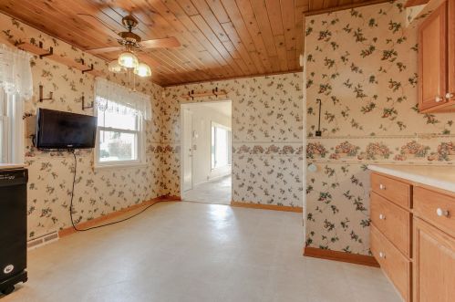 38034 North Shore Ave, Waukegan IL 60087-1647 exterior