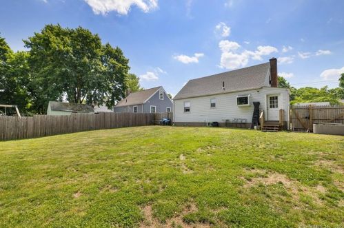 33 Deerfield Dr, Manchester CT 06040-3819 exterior