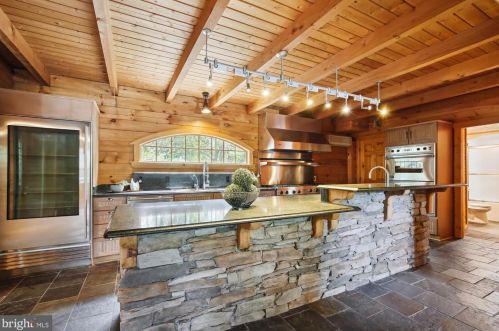 3432 Memorial St, Alexandria VA 22306-1548 exterior