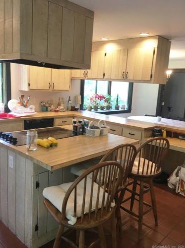 36 Lyons Plains Rd, Westport CT  06880-1305 exterior