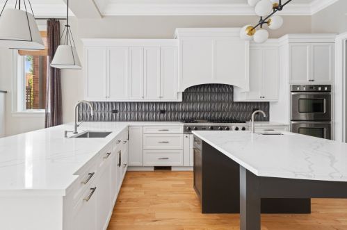 1025 Lill Ave, Chicago IL 60614-2107 exterior