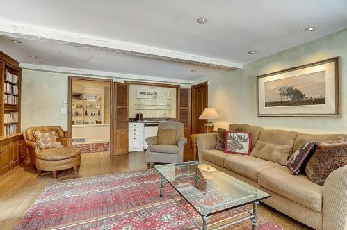 8415 Pelican Ln, Milwaukee WI 53217-2060 exterior