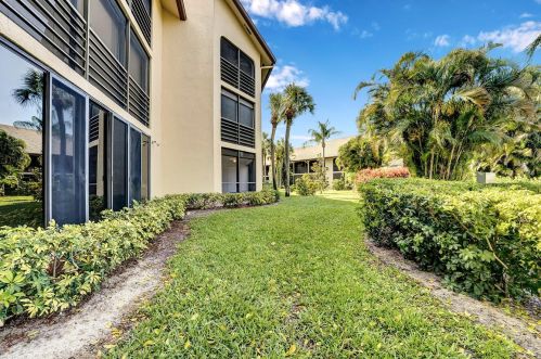 10174 Mangrove Dr, Boynton Beach FL 33437-1325 exterior