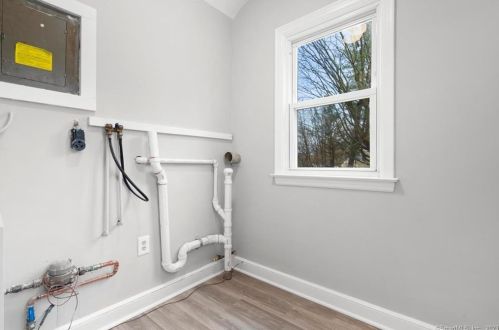 48 Clintonville Rd, North Haven CT 06473-2817 exterior