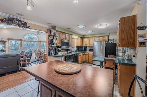 137 Conneaut Dr, Pittsburgh PA 15239-2630 exterior