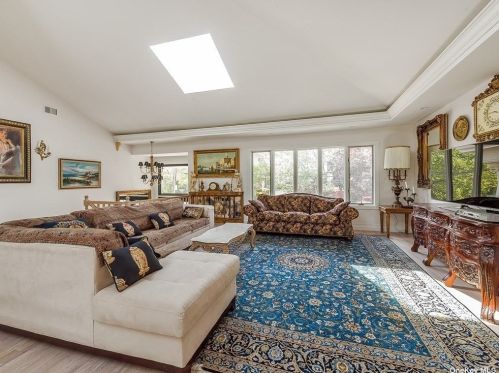 105 Captains Rd, Valley Stream, NY 11581-2824