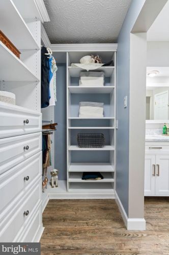 12524 Misty Water Dr, Herndon VA 20170-5702 exterior