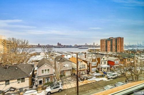 16 Beverly Pl, Edgewater NJ  07020-1304 exterior