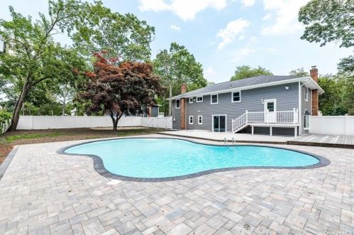 8 Fernwood Dr, Commack NY  11725-4714 exterior