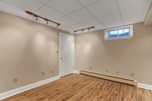 46 Eldridge St, Manchester CT 06040-5500 exterior