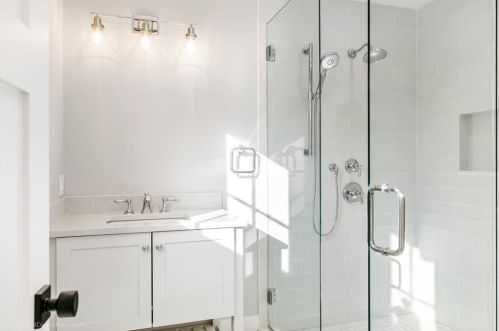 166 Ruggles Ave, Middletown RI 02840-4351 exterior