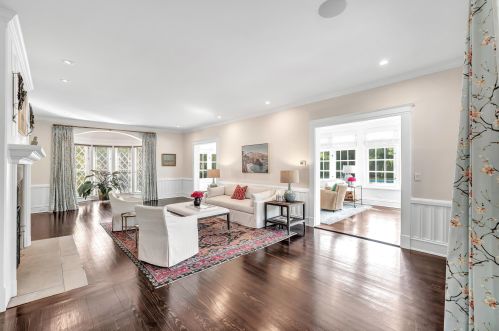 1469 Lilac Ln, Milwaukee WI  53217-2960 exterior