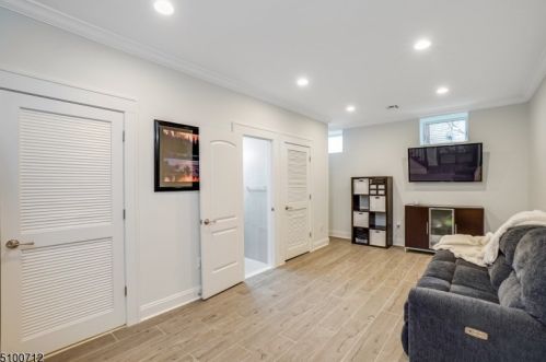 30 Mount Pleasant Pkwy, Livingston NJ  07039-2821 exterior