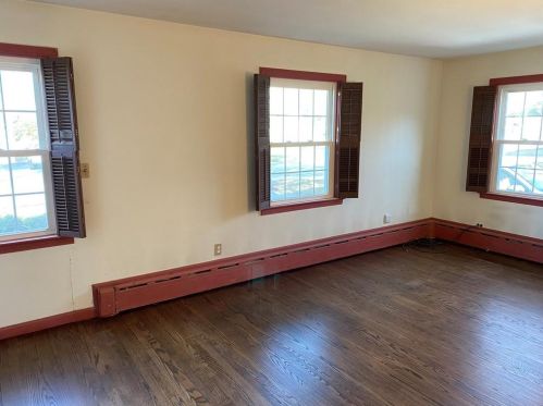 5 Longmeadow Ave, Middletown RI 02842-5247 exterior