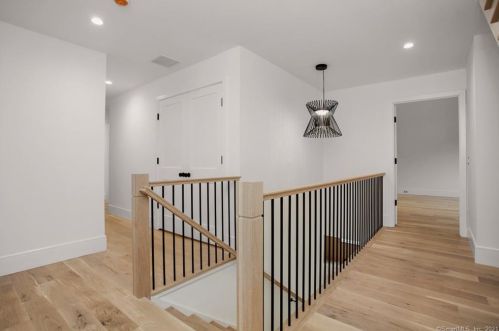 19 Overlook Dr, Greenwich CT 06830-6713 exterior