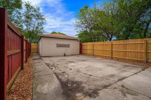 6804 Champlain Ave, Chicago IL 60637-4115 exterior