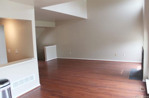 627 Ashley Cir, Rochester MI 48307-4593 exterior