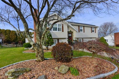 9 Ferncrest Dr, Providence RI 02919-3503 exterior