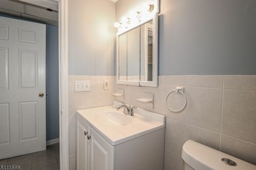 6 Melvin Ave, Iselin NJ 08830-2439 exterior