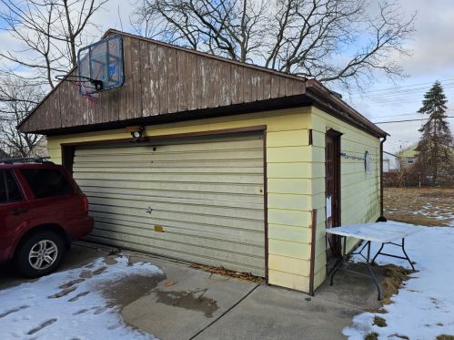 4935 90th St, Milwaukee, WI 53225-4122