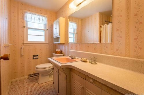 6 Caroline Dr, Milford CT 06461-2715 exterior