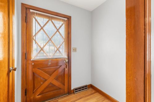 3213 Burrell St, Milwaukee, WI 53207-2752