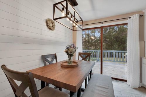 6 Stardust Dr, Enfield CT 06082-5722 exterior