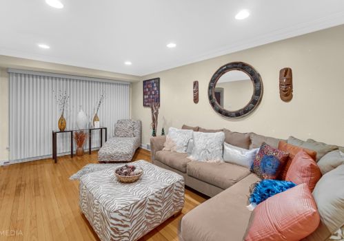 8822 Oglesby Ave, Chicago, IL 60617-3037