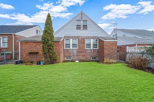 49 Gold St, Valley Stream, NY 11580-4924