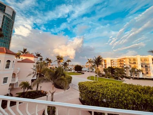 30 Casa Mar Ln, Naples FL 34103-3685 exterior