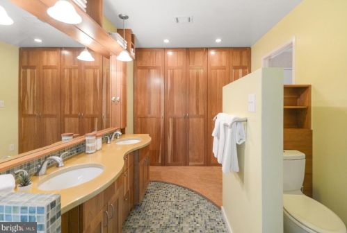 16 Arlive Ct, Rockville MD 20854-2978 exterior