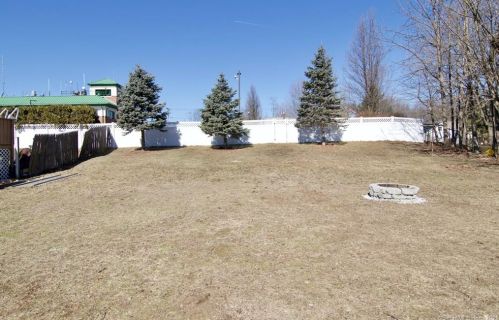 3 Colony Rd, Enfield CT 06082-2438 exterior